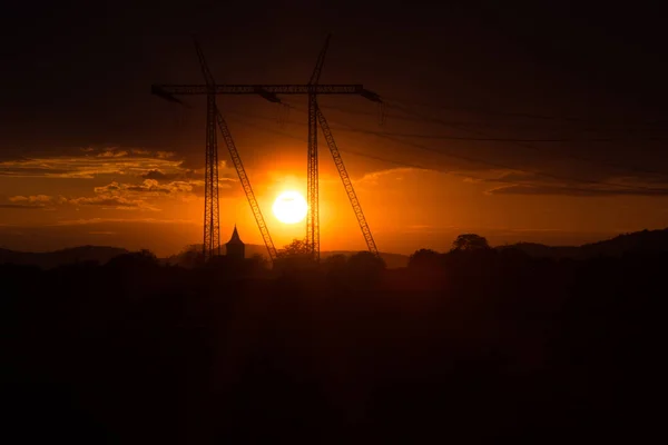 Bewölkter Abendhimmel Und Strommasten — Stockfoto