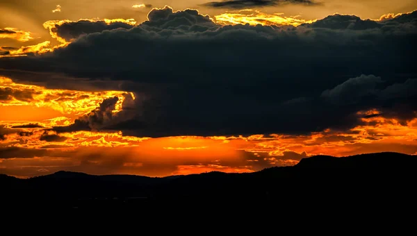 Закат Неба Облаками Холмами Пейзаж Горизонте — стоковое фото