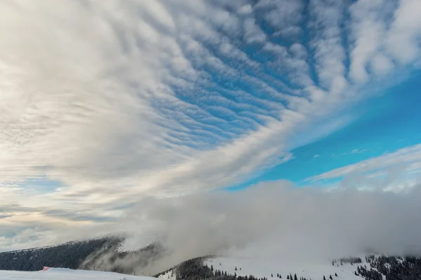 Bewölkter Himmel Über Verschneiten Bergen — Stockfoto