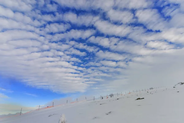 Cielo Nuvoloso Sopra Montagne Innevate — Foto Stock