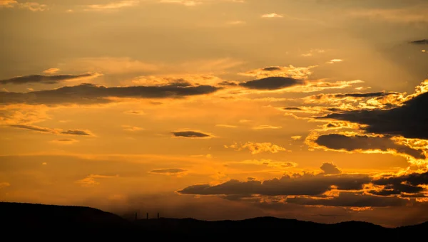 Napnyugtakor Felhők Hegyek Táj Láthatáron — Stock Fotó
