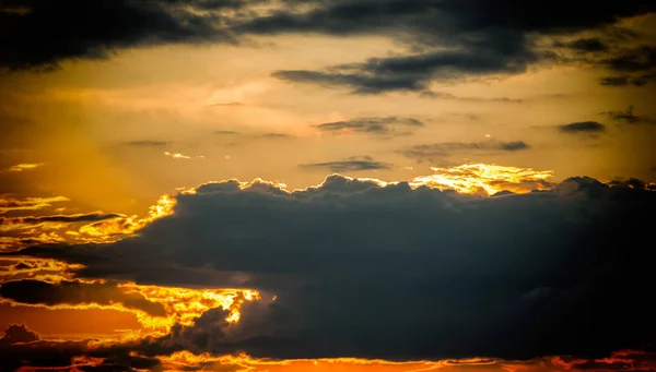 Dramática Puesta Sol Naranja Con Cielo Nublado —  Fotos de Stock