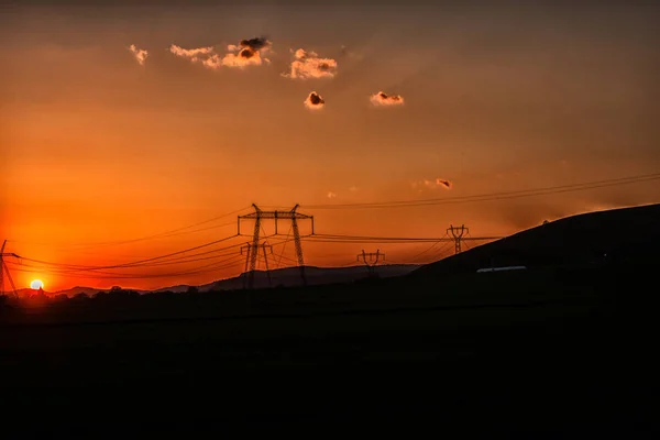 Величне Оранжеве Небо Заходу Сонця Пагорби Трансмісійними Полюсами — стокове фото