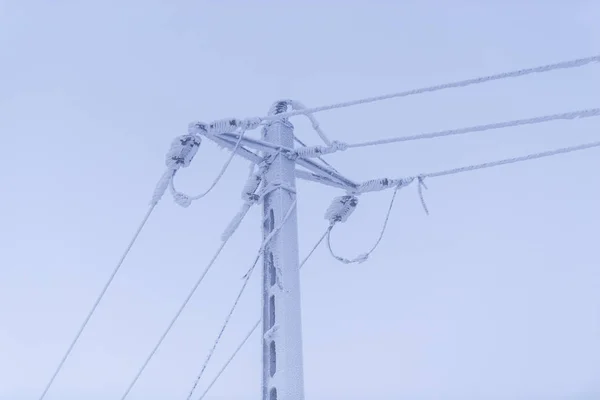 Pólo Elétrico Com Cabos Cobertos Neve Fundo Céu — Fotografia de Stock