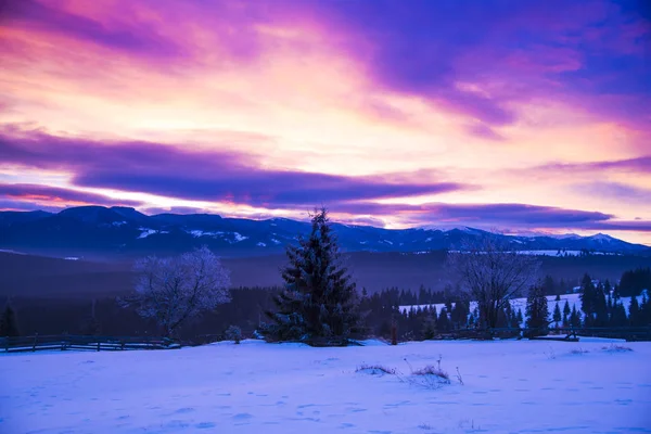 Increíbles Montañas Nevadas Atardecer Paisaje Invernal — Foto de Stock