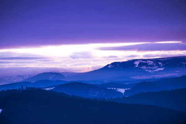 Atemberaubende Schneebedeckte Berge Der Abenddämmerung Winterlandschaft — Stockfoto