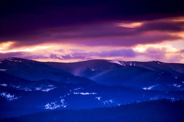 Atemberaubende Schneebedeckte Berge Der Abenddämmerung Winterlandschaft — Stockfoto