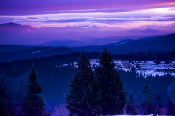 Fantastiska Snötäckta Berg Skymningen Vinterlandskap — Stockfoto