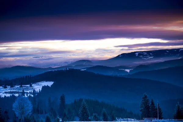 Munți Înzăpeziți Uimitori Apus Peisaj Iarnă — Fotografie, imagine de stoc