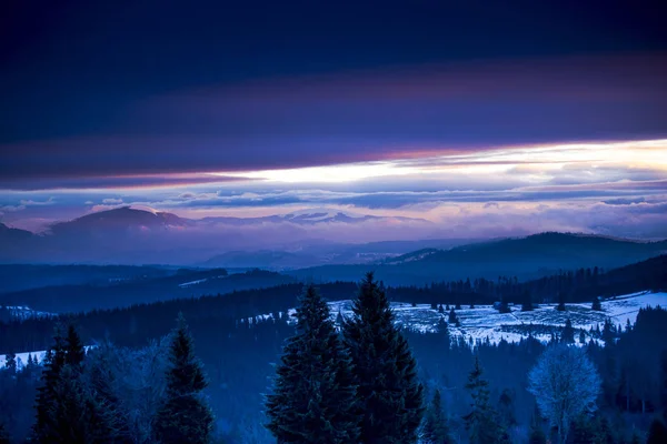 Atemberaubende Schneebedeckte Berge Der Abenddämmerung Winterlandschaft — Stockfoto