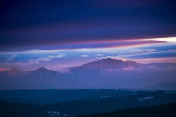 Atemberaubende Schneebedeckte Berge Der Abenddämmerung Winterlandschaft — Stockfoto
