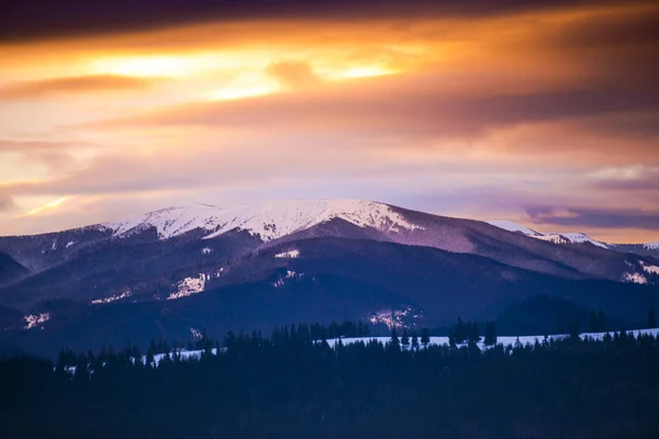 Fantastiska Snötäckta Berg Skymningen Vinterlandskap — Stockfoto