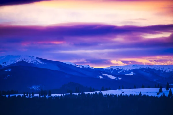 Alacakaranlıkta Kış Manzarası Inanılmaz Karlı Dağlar — Stok fotoğraf