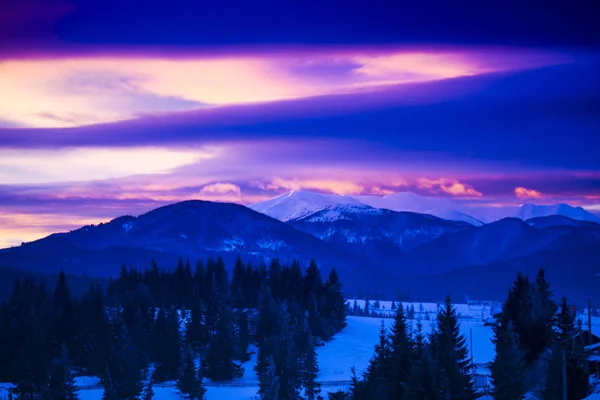 Increíbles Montañas Nevadas Atardecer Paisaje Invernal — Foto de Stock