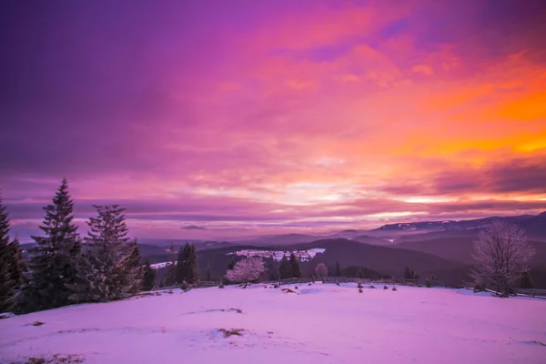 Increíbles Montañas Nevadas Atardecer Paisaje Invernal — Foto de Stock