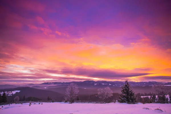 Increíbles Montañas Nevadas Atardecer Paisaje Invernal — Foto de Stock