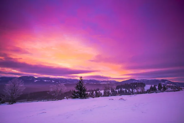 Increíbles Montañas Nevadas Atardecer Paisaje Invernal — Foto de Stock