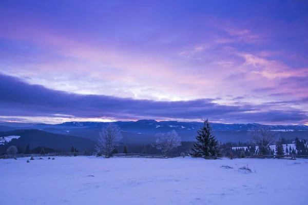 Fantastiska Snötäckta Berg Skymningen Vinterlandskap — Stockfoto