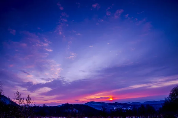 Magestic Purple Violet Sunset Sky Countryside — стоковое фото