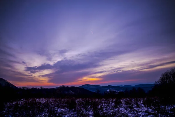 Красивое Фиолетовое Солнечное Небо Сельской Местности — стоковое фото