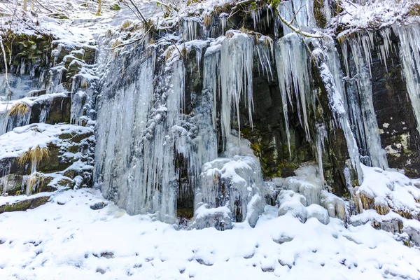 Winter Wald Gefrorener Wasserfall Winter Und Eiszapfen — Stockfoto