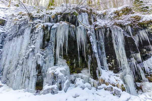 Winter Wald Gefrorener Wasserfall Winter Und Eiszapfen — Stockfoto