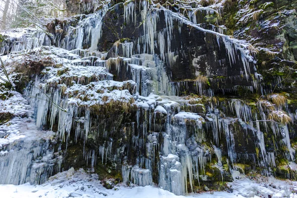 Замерзший Водопад Зимний Сезон Сосульки Скалистый Пейзаж — стоковое фото