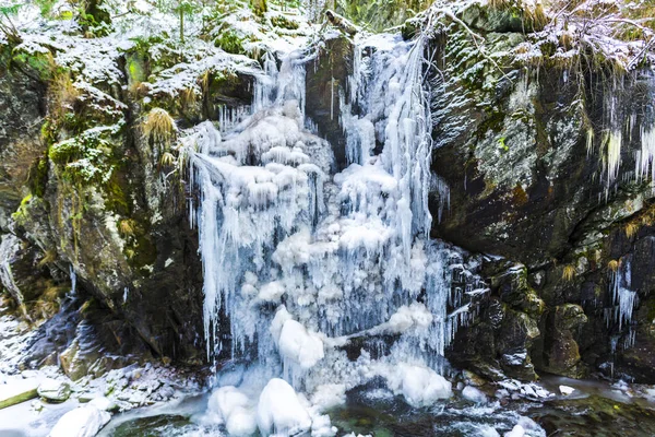 Замерзший Водопад Зимний Сезон Сосульки Скалистый Пейзаж — стоковое фото