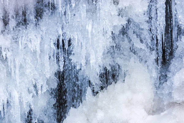 冬の季節 つらら 凍った滝を氷の質感や表面のクローズ アップ — ストック写真