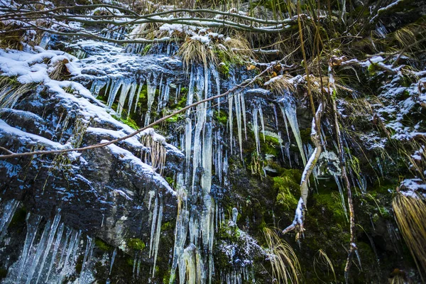 Grön Mossa Stenar Och Frusna Vattenfall Vintersäsongen Och Istappar — Stockfoto