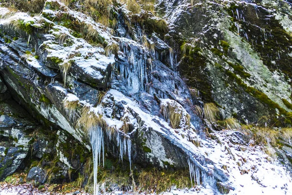 Παγωμένου Καταρράκτη Τον Χειμώνα Και Icicles Και Βρύα Πράσινο Γρασίδι — Φωτογραφία Αρχείου
