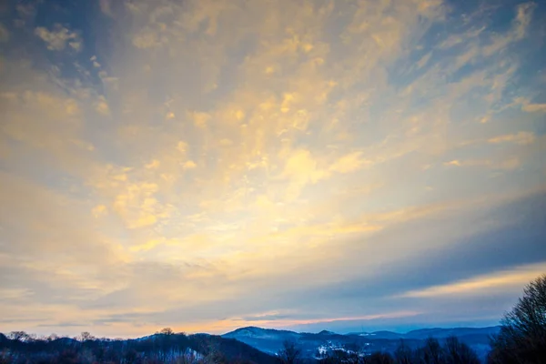 Montanhas Nevadas Antes Pôr Sol Paisagem Inverno — Fotografia de Stock