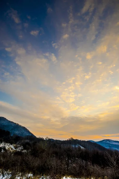 Snöiga Berg Innan Solnedgång Vinterlandskap — Stockfoto