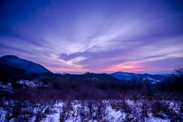 Increíbles Montañas Nevadas Atardecer Violeta Paisaje Invierno — Foto de Stock