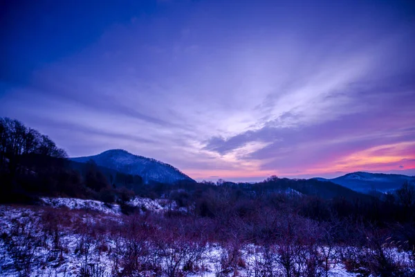 Increíbles Montañas Nevadas Atardecer Violeta Paisaje Invierno — Foto de Stock