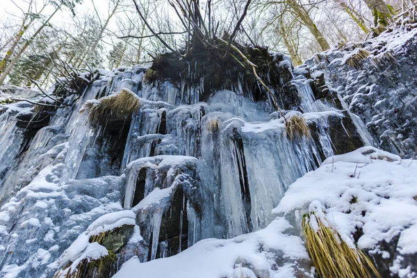 冬季的冰冻瀑布和森林中的冰柱 — 图库照片