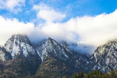 Bulutlar doğal alp yüksek dağlarda