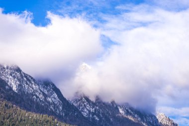 Bulutlarda doğal Alp Dağları ile mavi gökyüzü