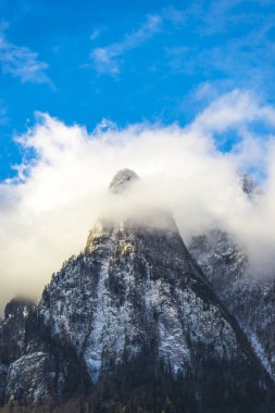 Doğal Alp Dağları, gündüz bulutlarda 