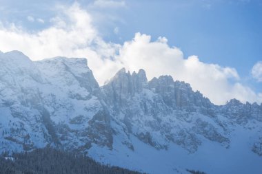 Rocky Dağları bulutlar ve kar kış 