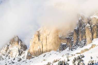 Rocky Dağları kış, dağ tepe ve gökyüzü bulutlu 