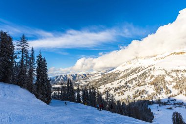 Turistler ile kış kayak tesisi