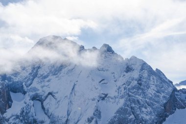Ismarlayarak kış zamanında karlı dağların 