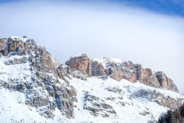 Ismarlayarak kış zamanında karlı dağların 