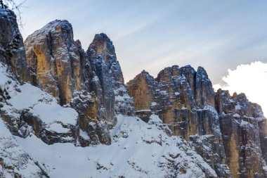 Ismarlayarak kış zamanında karlı dağların 