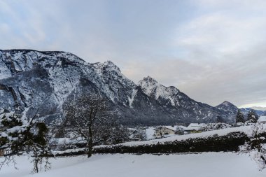 Rahat kırsal konutlarında yüksek karlı dağlarda