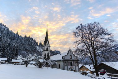 Rahat kilisede yüksek karlı dağlar