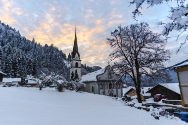 Rahat kilisede yüksek karlı dağlar