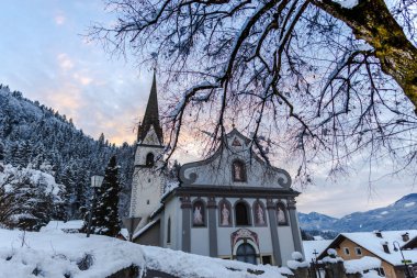 Rahat kilisede yüksek karlı dağlar