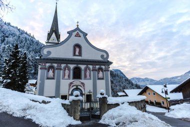 Rahat kilisede yüksek karlı dağlar